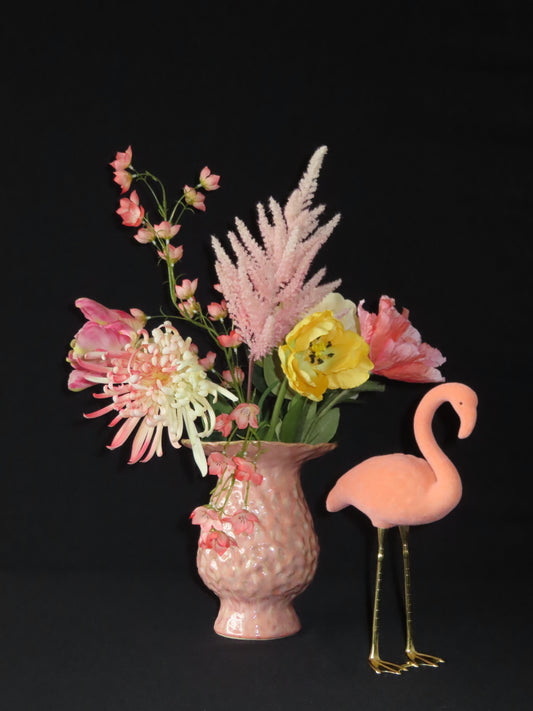 Sijlvolle koraalroze vaas met luxe zijden boeket