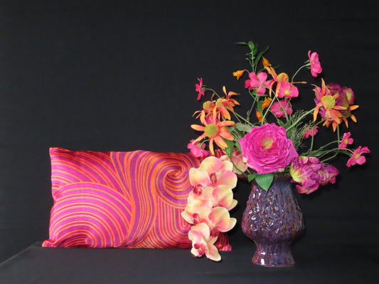 Paarse vaas met kleurrijk zijden boeket