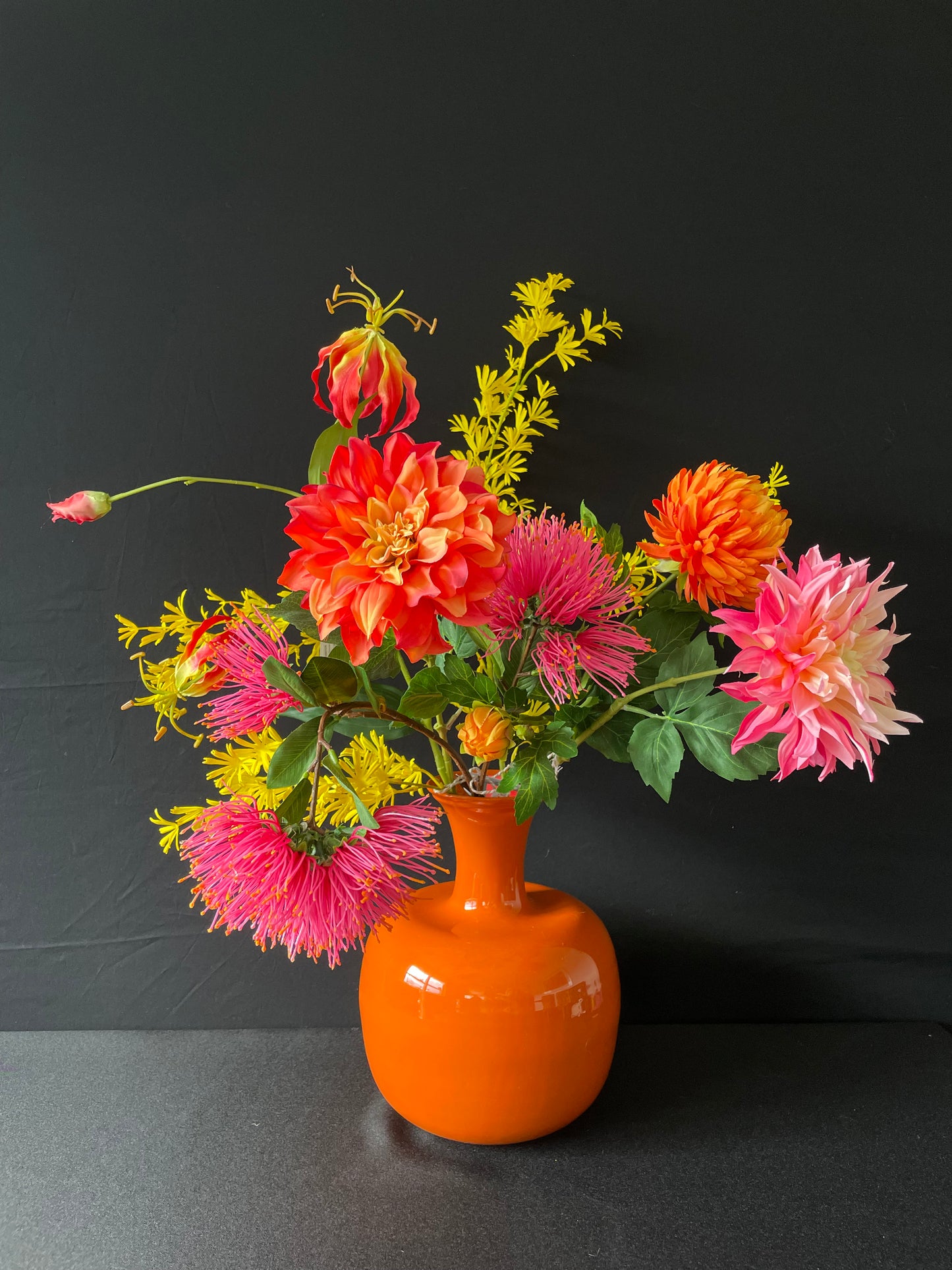 Oranje vaas - optioneel met zijden boeket van Colmore by Diga