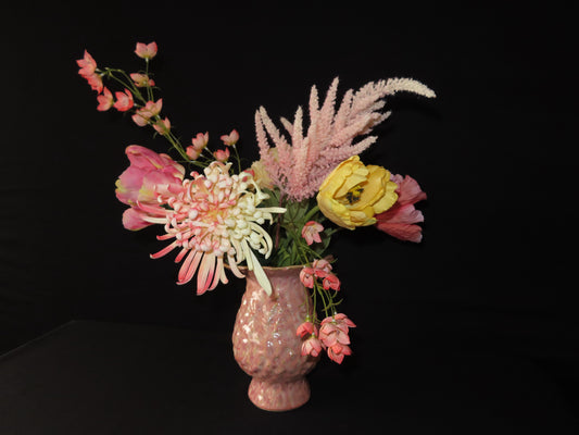 Sijlvolle koraal/roze vaas met luxe zijden boeket