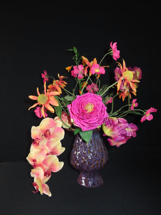 Paarse vaas met kleurrijk zijden boeket