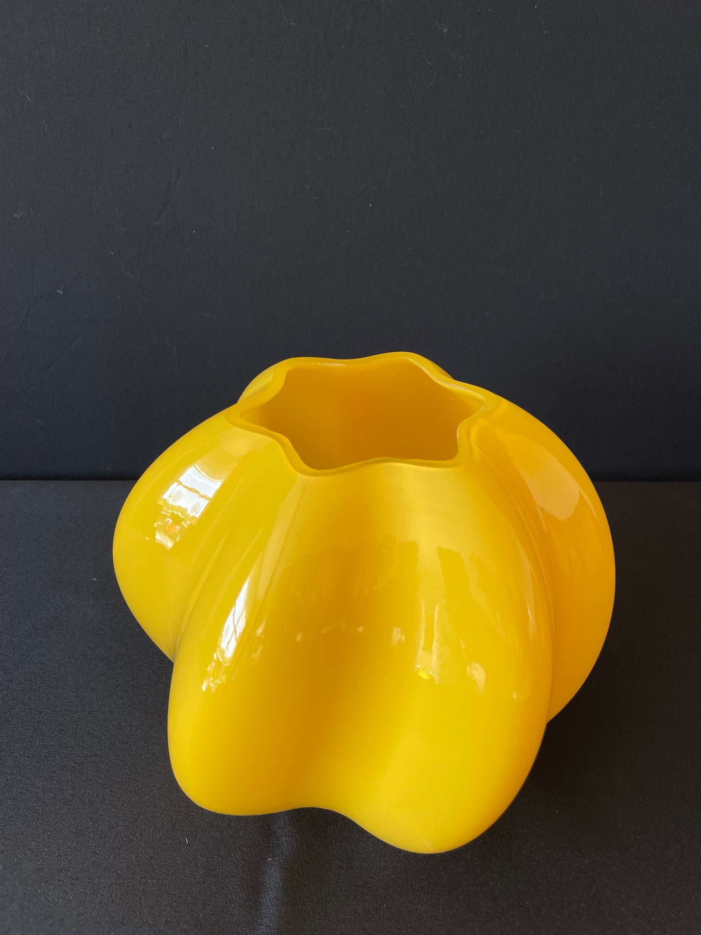 Vrolijke gele vaas met zijden boeket van Colmore by Diga